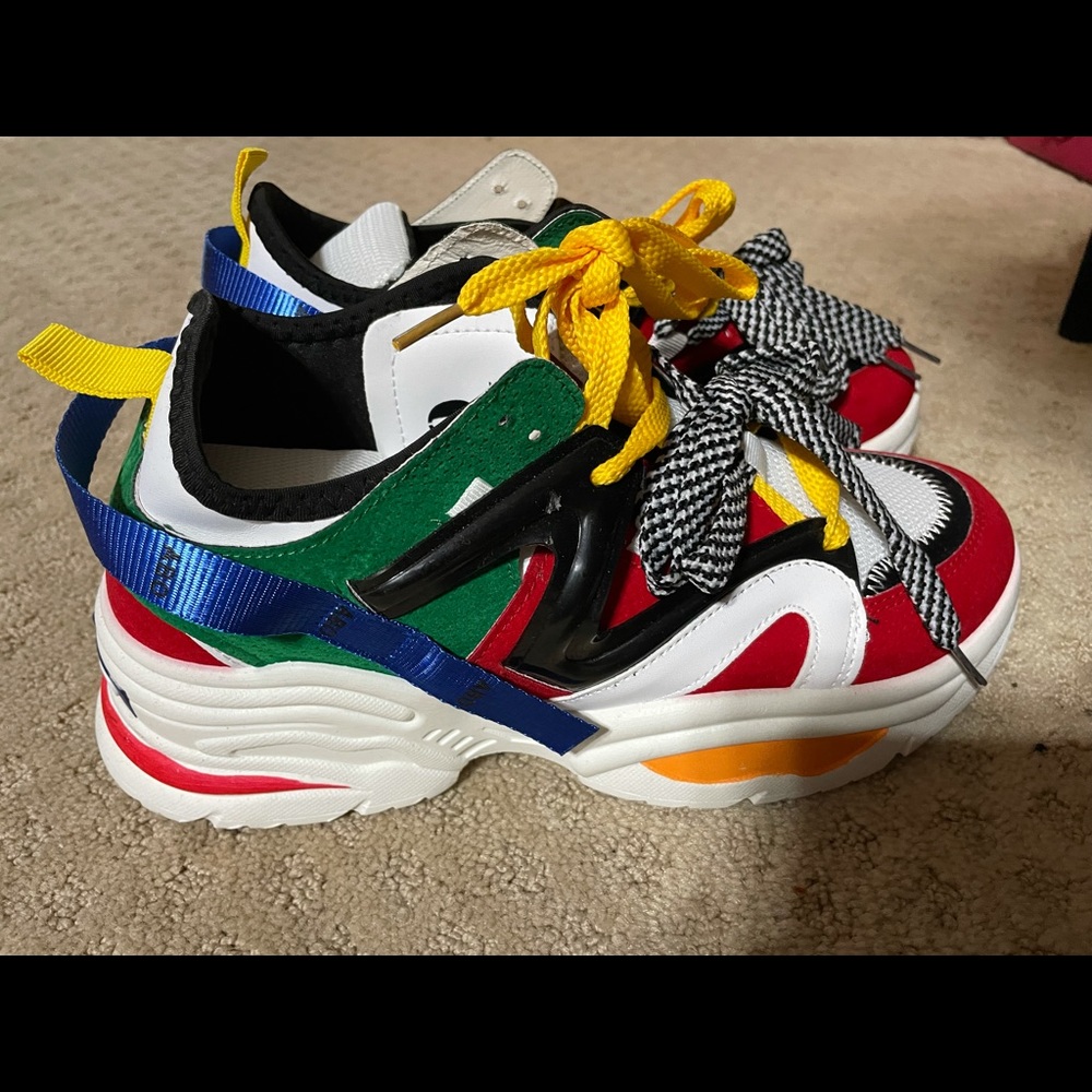 Tennis shoes